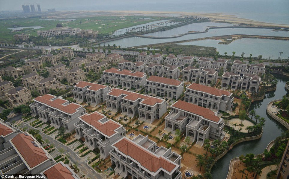 Bên trong đại đô thị với hàng trăm biệt thự trị giá ngàn tỷ, xa hoa tiện ích đủ cả nhưng lại hoang vắng chẳng một bóng người - Ảnh 1. Bên trong đại đô thị với hàng trăm biệt thự trị giá ngàn tỷ, xa hoa tiện ích đủ cả nhưng lại hoang vắng chẳng một bóng người - Ảnh 1.