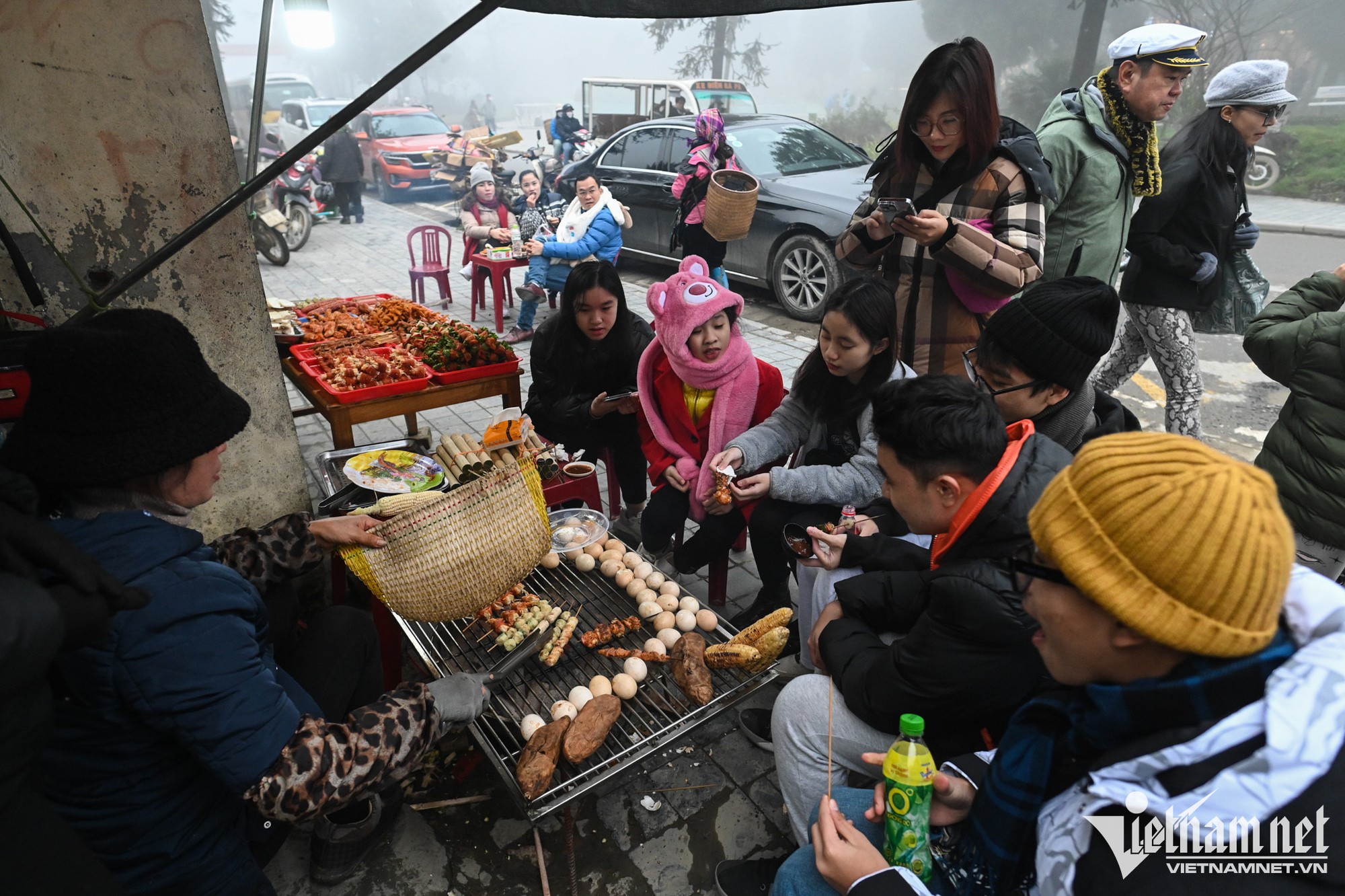 Thưởng thức cà phê, ăn đồ nướng trong sương giá Sa Pa ngày đầu năm mới - Ảnh 9.