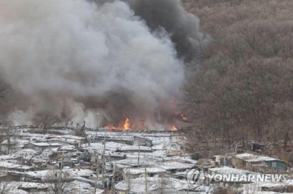 Lửa bao trùm khu ổ chuột ở Seoul, hàng trăm người sơ tán - Ảnh 1.