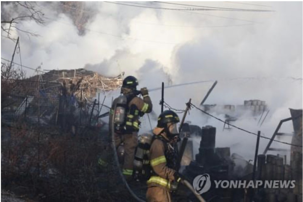 Lửa bao trùm khu ổ chuột ở Seoul, hàng trăm người sơ tán - Ảnh 3.