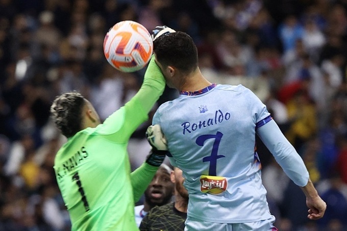 Hành động đáng yêu của Mbappe khi C.Ronaldo bị sưng mặt - Ảnh 1.