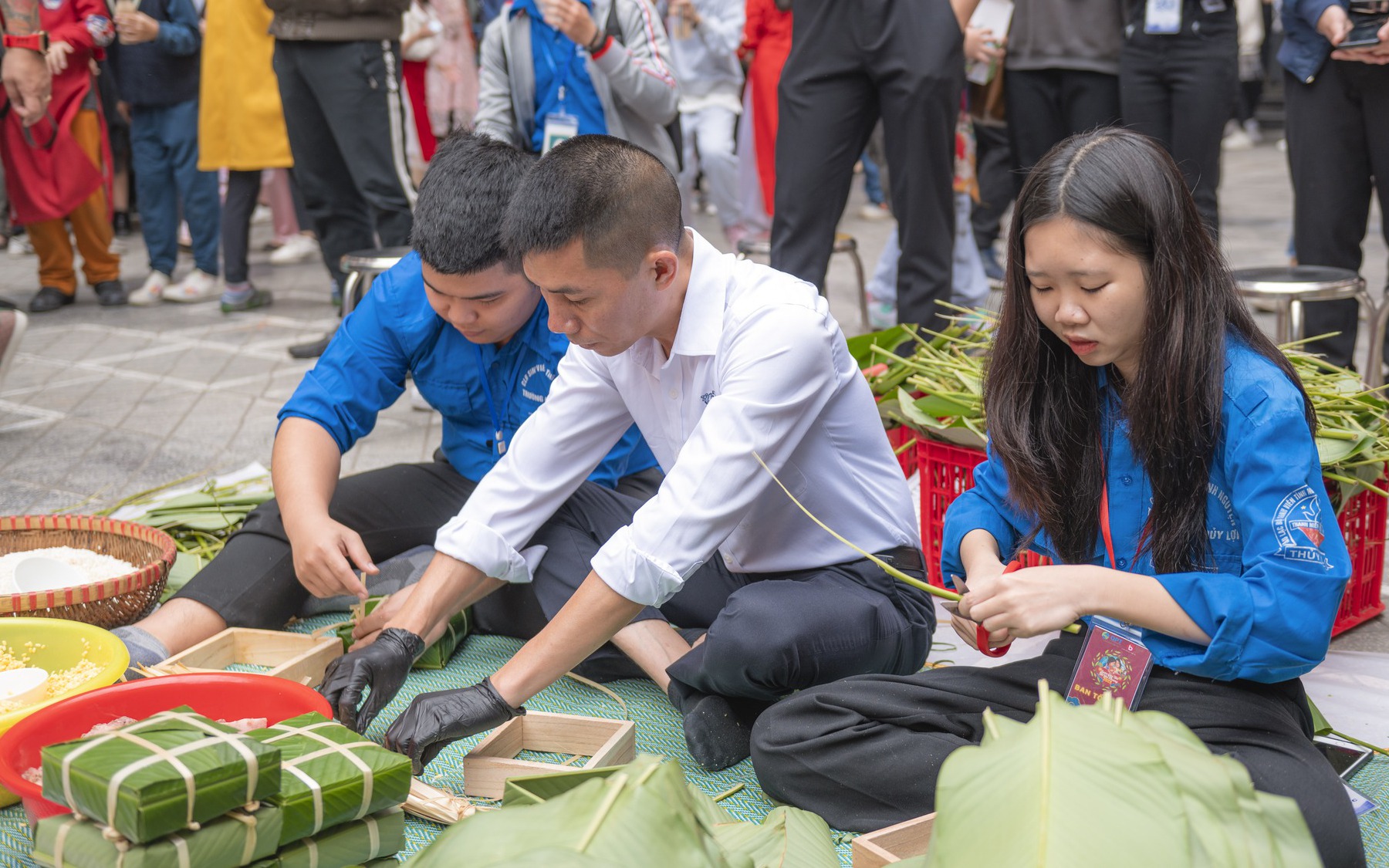 Trước khoảnh khắc giao thừa, hàng trăm chiếc bánh chưng nóng hổi đến với trẻ em nơi rẻo cao