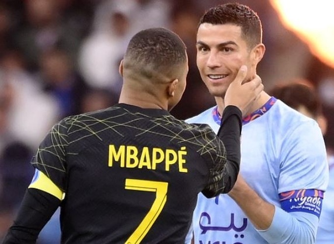 Hành động đáng yêu của Mbappe khi C.Ronaldo bị sưng mặt - Ảnh 3.