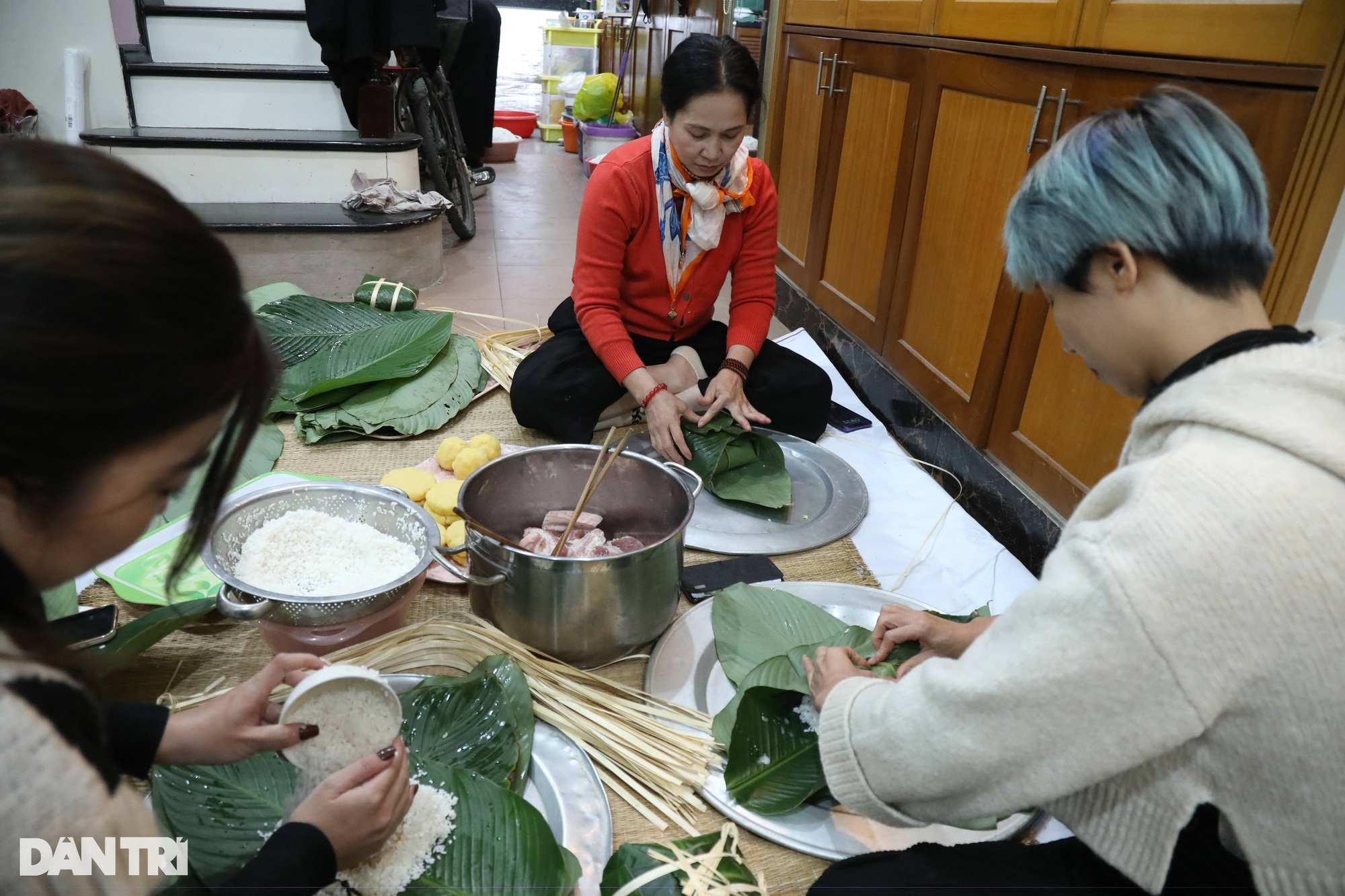 Cuộc sống đời thường khác hẳn mẹ chồng ghê gớm trên phim của NSND Lan Hương - Ảnh 1.