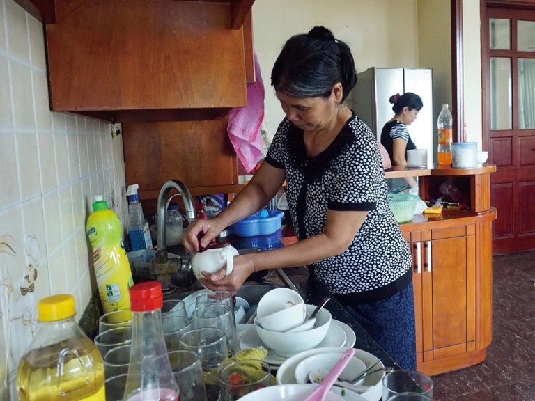 "Đỏ mắt" tìm người giúp việc dọn nhà cuối năm: Người về quê, người "hét giá" khủng - Ảnh 3. "Đỏ mắt" tìm người giúp việc dọn nhà cuối năm: Người về quê, người "hét giá" khủng - Ảnh 3.