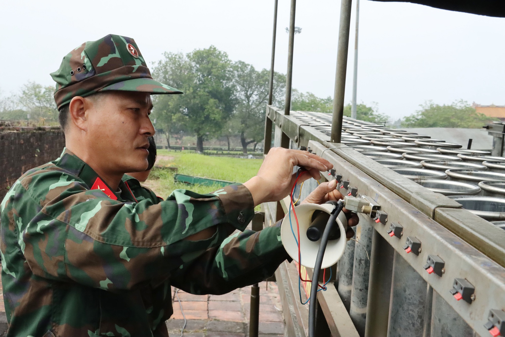 Cận cảnh những dàn pháo hoa sẵn sàng khai hoả đêm giao thừa ở Huế - Ảnh 6.