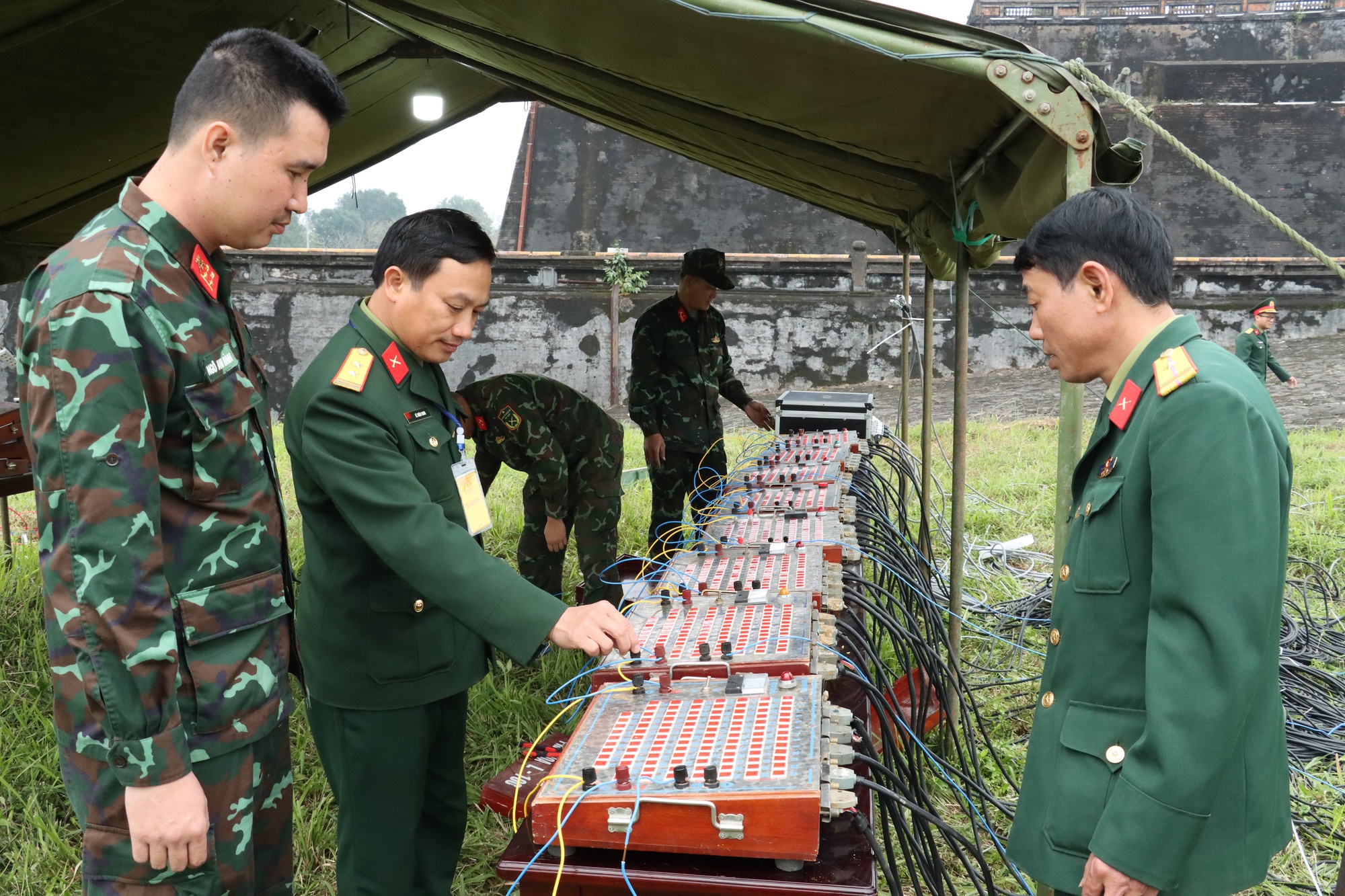 Cận cảnh những dàn pháo hoa sẵn sàng khai hoả đêm giao thừa ở Huế - Ảnh 2.