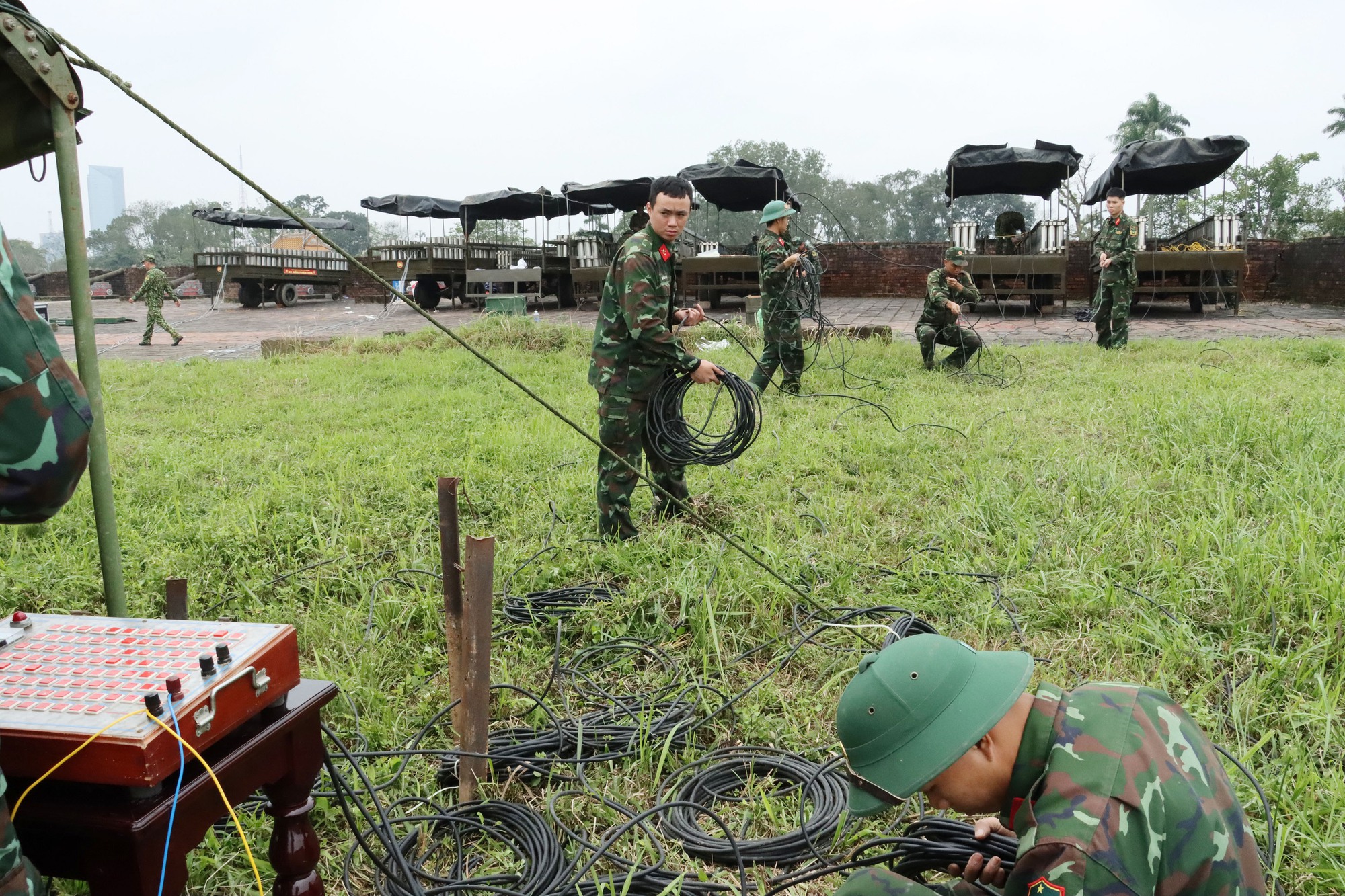 Cận cảnh những dàn pháo hoa sẵn sàng khai hoả đêm giao thừa ở Huế - Ảnh 1.