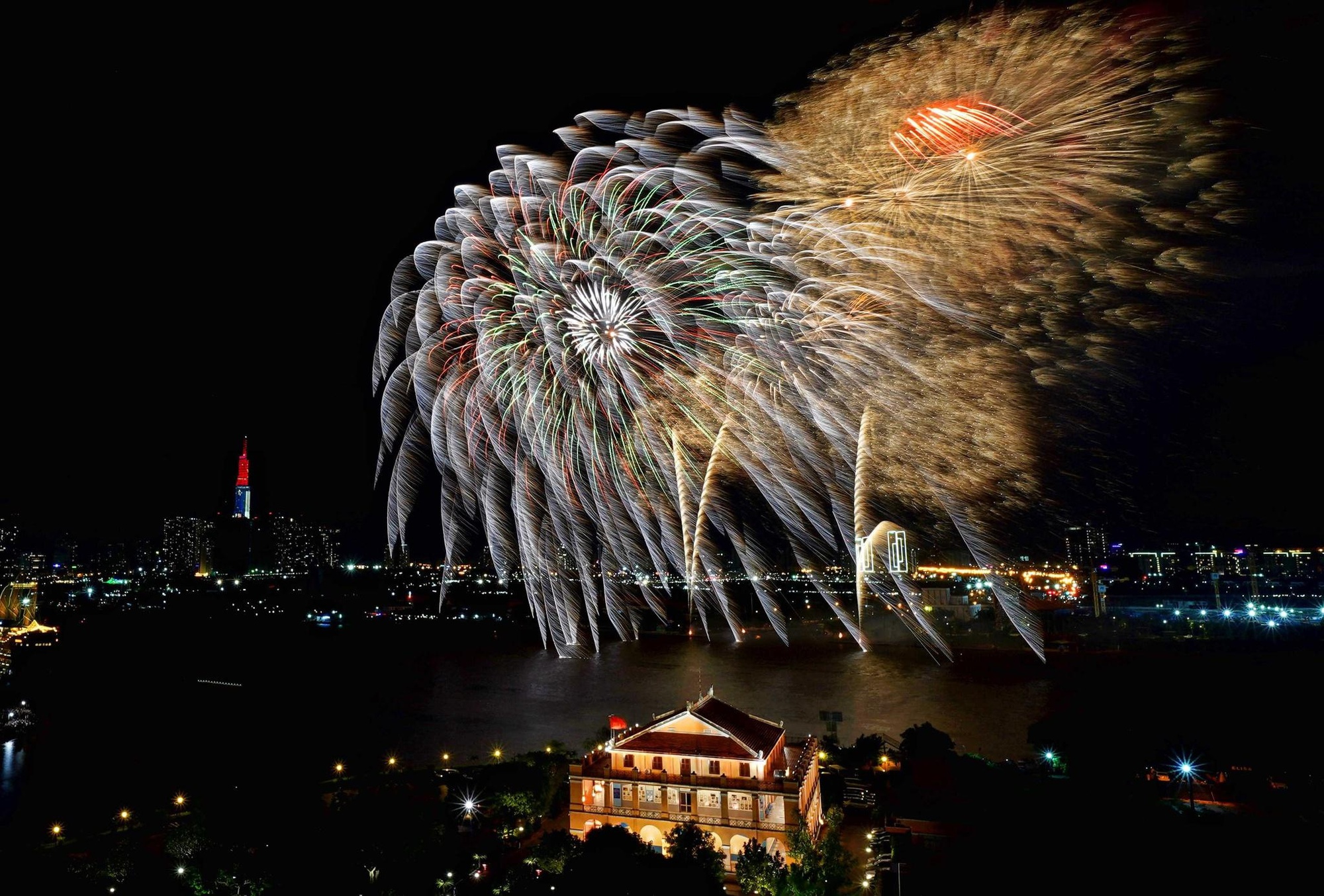 Người dân hân hoan chào năm mới Quý Mão 2023 trong pháo hoa rợp trời - Ảnh 7.