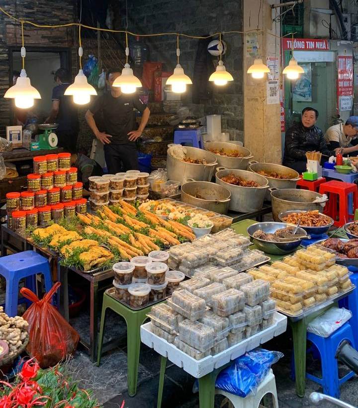 Ghé 'chợ nhà giàu' ngày cuối cùng của năm: Cửa hàng tất bật phục vụ, người người chen chúc vào hàng gà luộc và các quầy đồ ăn chế biến sẵn - Ảnh 3.