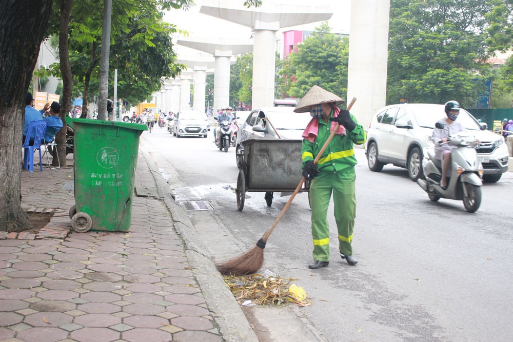 Tết gần hoá xa với những người công nhân vệ sinh môi trường - Ảnh 1.