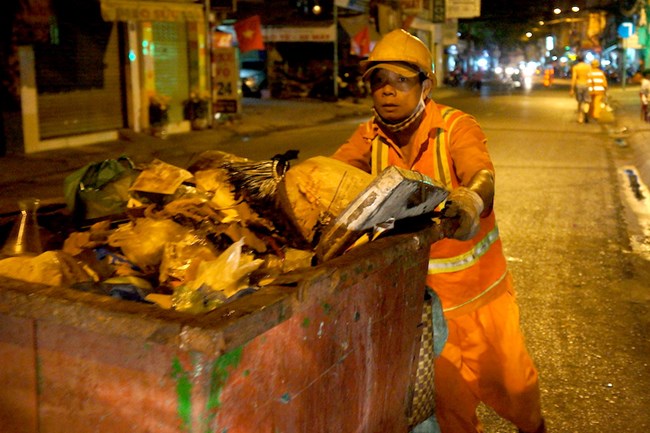 Tết gần hoá xa với những người công nhân vệ sinh môi trường - Ảnh 2.