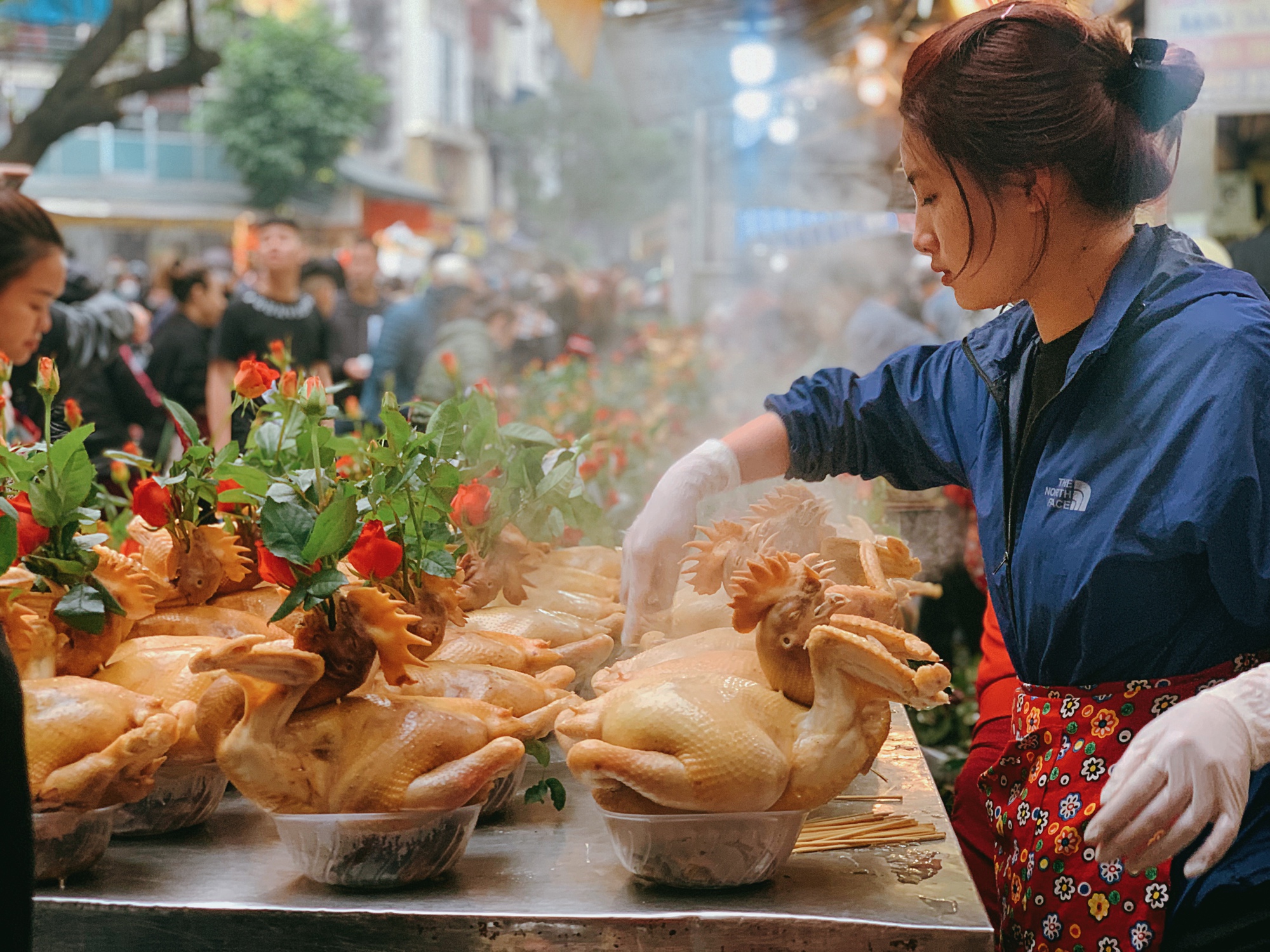 Ghé 'chợ nhà giàu' ngày cuối cùng của năm: Cửa hàng gà luộc ngậm hoa hồng tất bật phục vụ khách  - Ảnh 3.