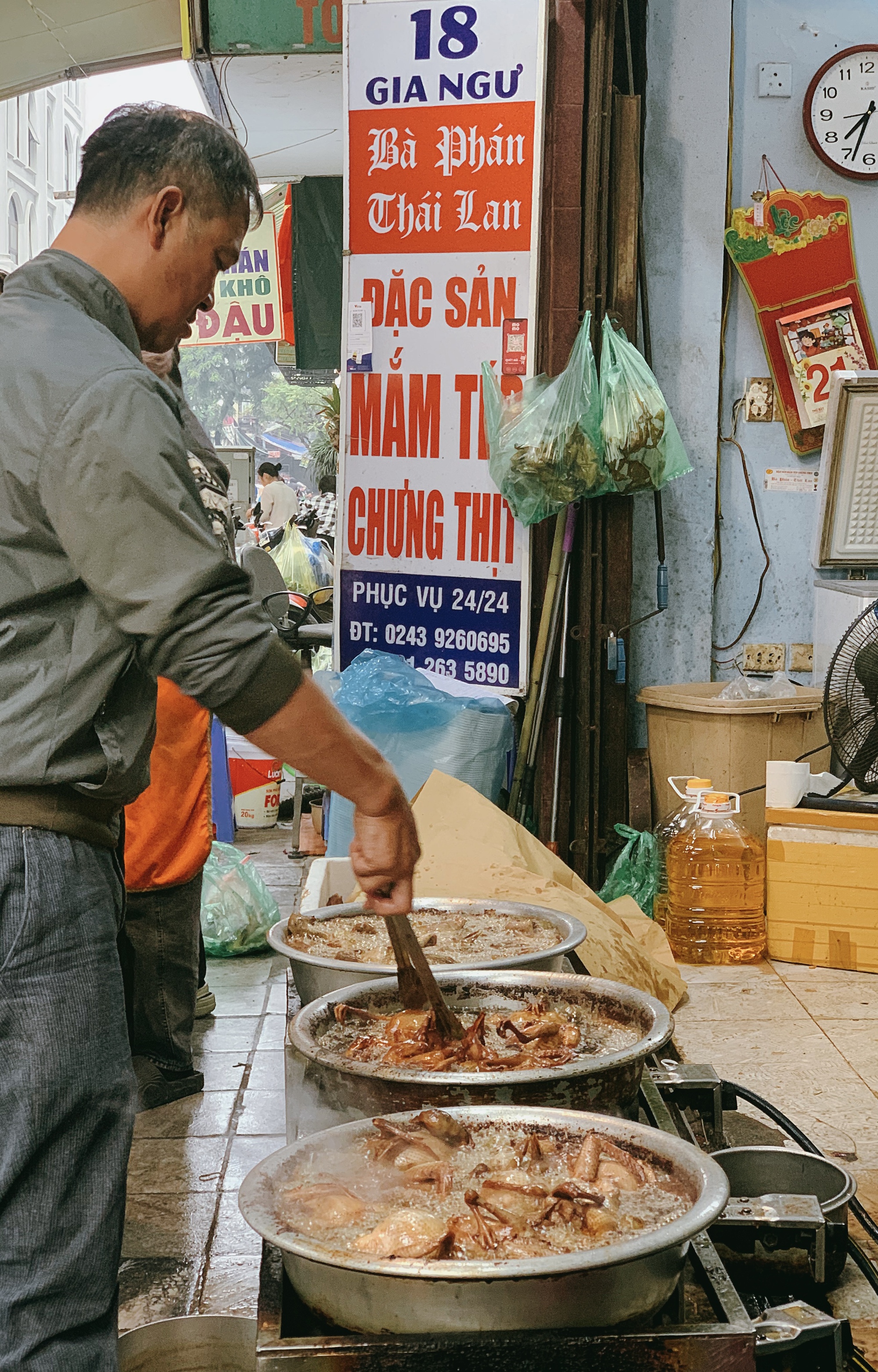 Ghé 'chợ nhà giàu' ngày cuối cùng của năm: Cửa hàng gà luộc ngậm hoa hồng tất bật phục vụ khách  - Ảnh 4.