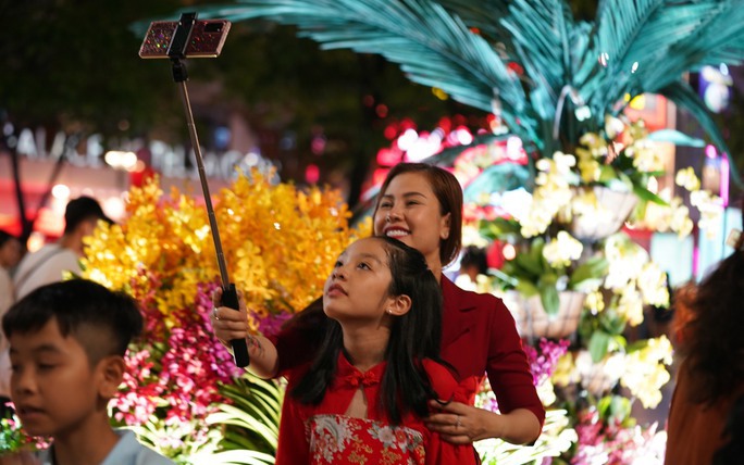 Tin sáng mùng 1 Tết: Người dân cả nước háo hức đón năm mới; Thủ tướng Phạm Minh Chính thăm, động viên y bác sĩ và người bệnh