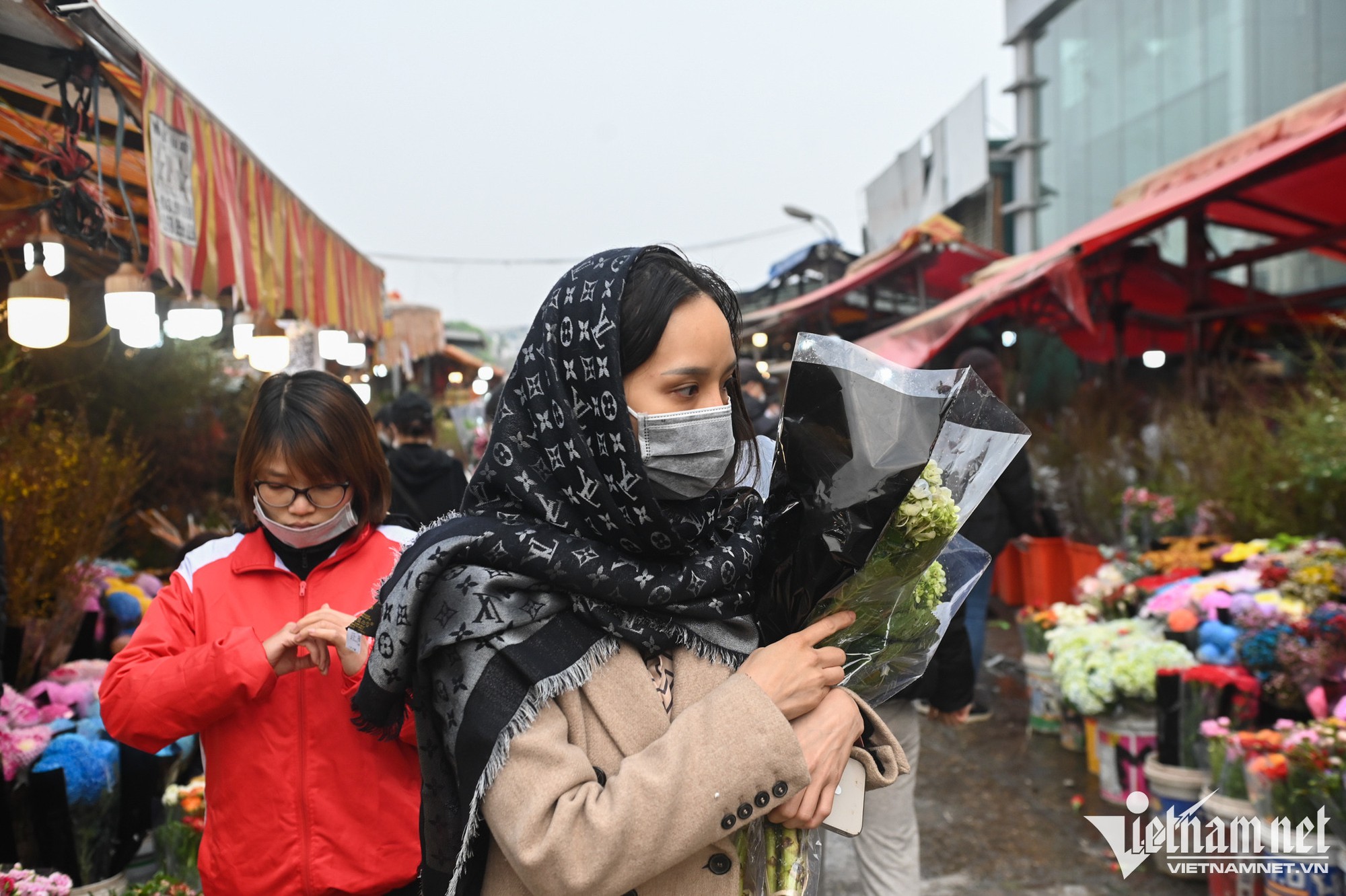 Người dân Hà Nội đổ về chợ Quảng An, Lạc Long Quân mua hoa xả hàng sáng 30 Tết - Ảnh 7.