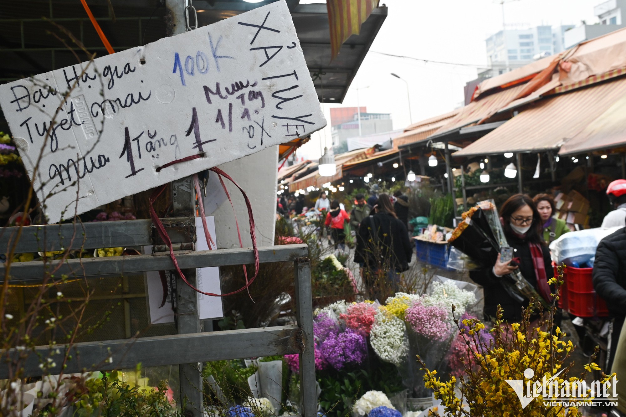 Người dân Hà Nội đổ về chợ Quảng An, Lạc Long Quân mua hoa xả hàng sáng 30 Tết - Ảnh 3.