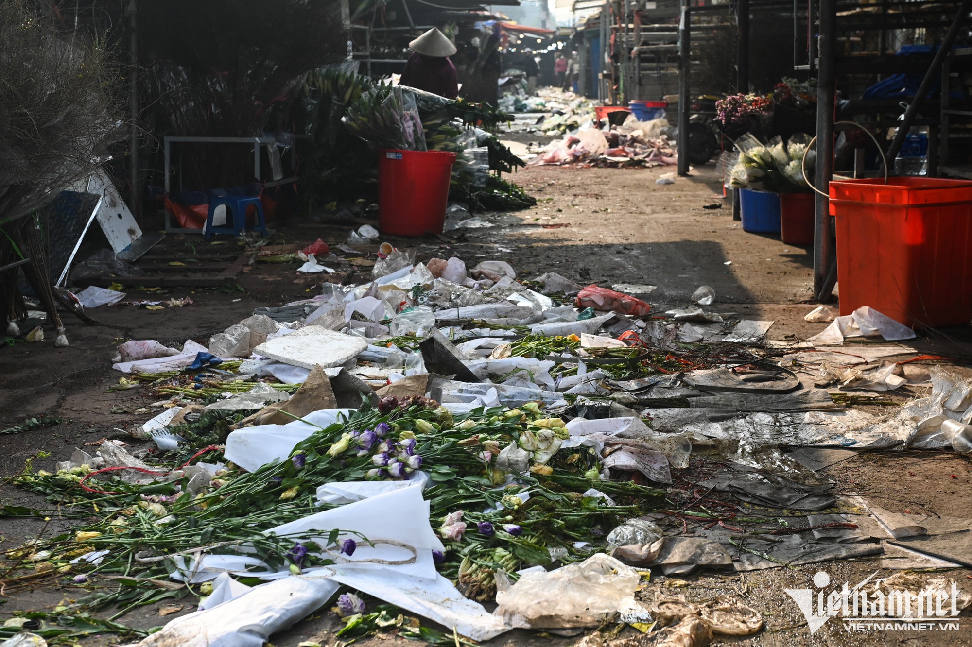Người dân Hà Nội đổ về chợ Quảng An, Lạc Long Quân mua hoa xả hàng sáng 30 Tết - Ảnh 9.