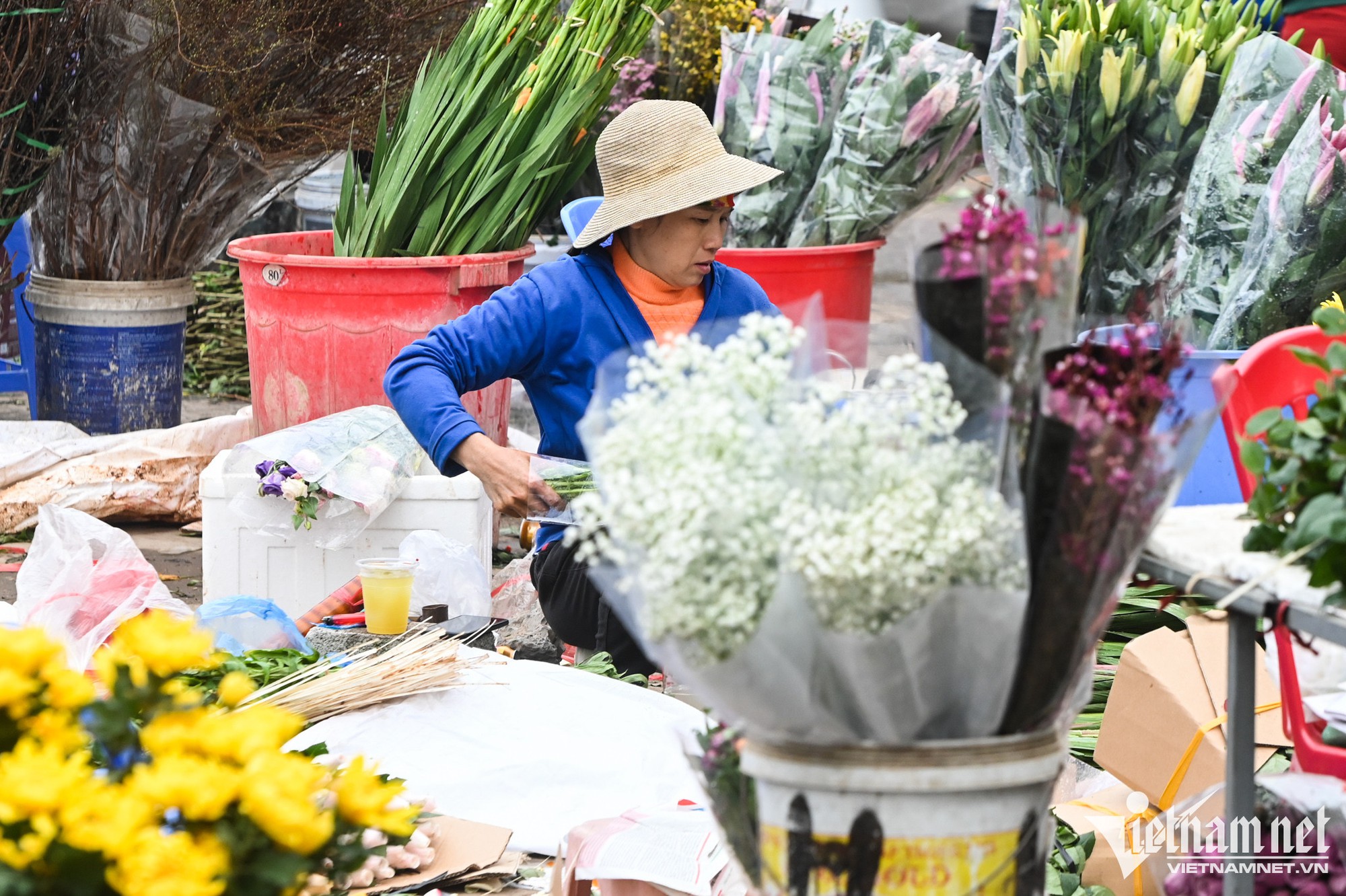 Người dân Hà Nội đổ về chợ Quảng An, Lạc Long Quân mua hoa xả hàng sáng 30 Tết - Ảnh 5.