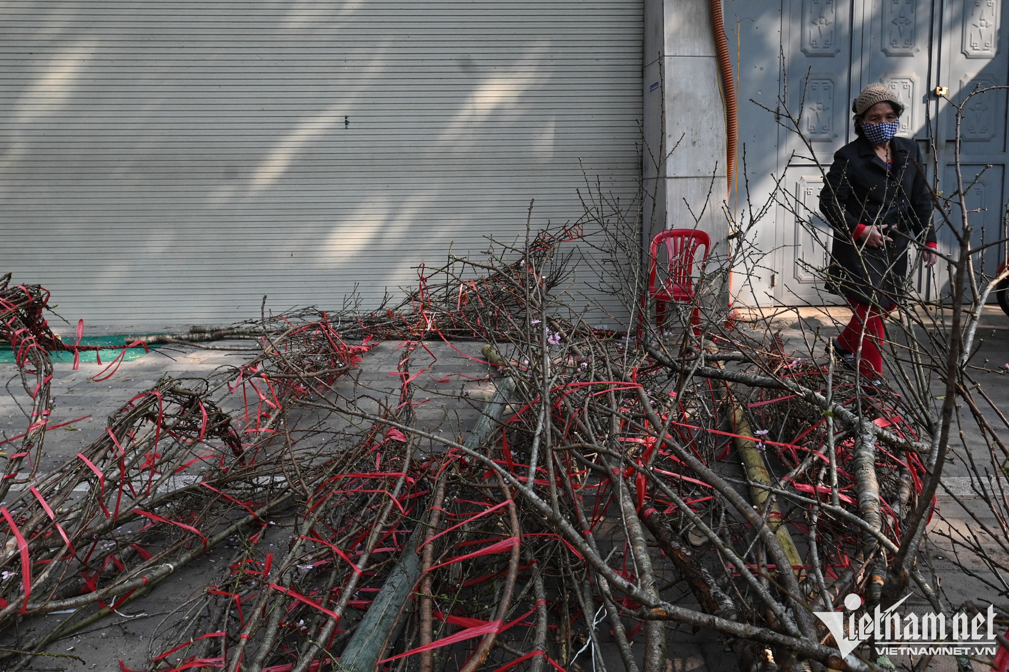 Tiểu thương vứt bỏ c&agrave;nh đ&agrave;o, kh&aacute;ch điều &ocirc; t&ocirc; đến chở về nh&agrave; - Ảnh 8.