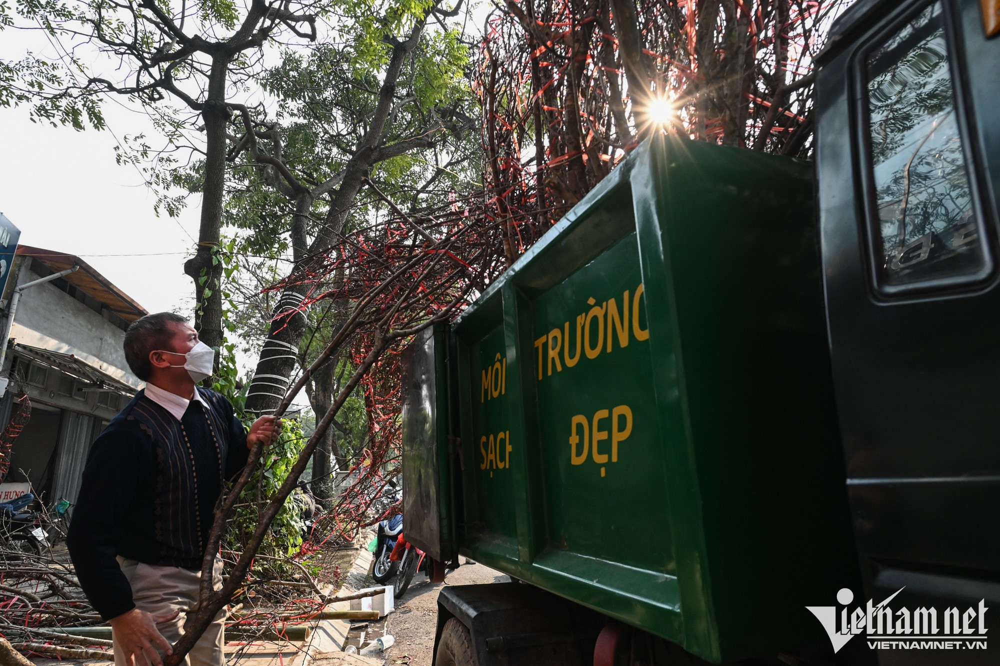 Tiểu thương vứt bỏ c&agrave;nh đ&agrave;o, kh&aacute;ch điều &ocirc; t&ocirc; đến chở về nh&agrave; - Ảnh 5.