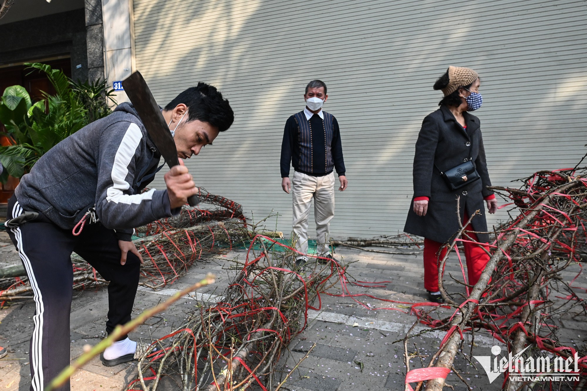 Tiểu thương vứt bỏ c&agrave;nh đ&agrave;o, kh&aacute;ch điều &ocirc; t&ocirc; đến chở về nh&agrave; - Ảnh 4.