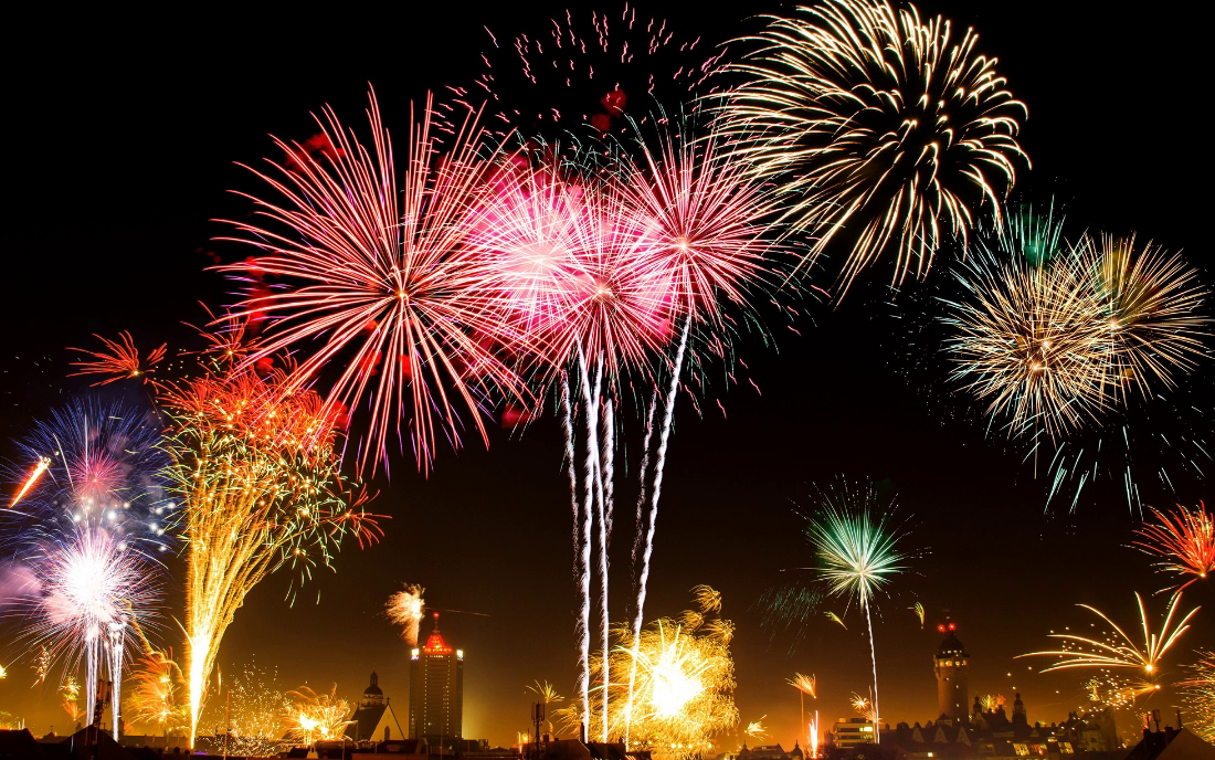 Người dân hân hoan chào năm mới Quý Mão 2023 trong pháo hoa rợp trời - Ảnh 2.