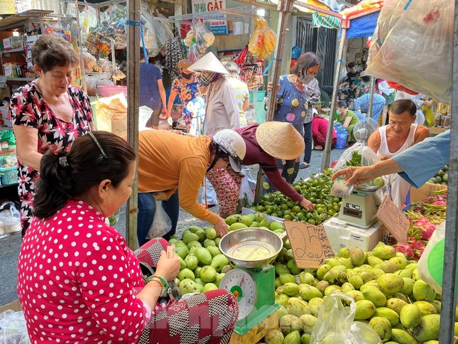 30 Tết: Phiên chợ cuối cùng tấp nập từ sáng sớm, trái cây ‘nhảy giá’ chóng mặt - Ảnh 9.