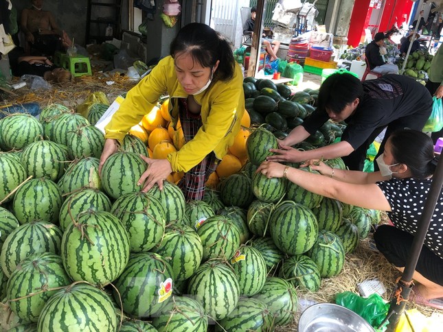 30 Tết: Phiên chợ cuối cùng tấp nập từ sáng sớm, trái cây ‘nhảy giá’ chóng mặt - Ảnh 5.