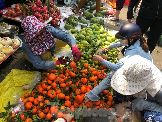 30 Tết: Phiên chợ cuối cùng tấp nập từ sáng sớm, trái cây ‘nhảy giá’ chóng mặt - Ảnh 4.