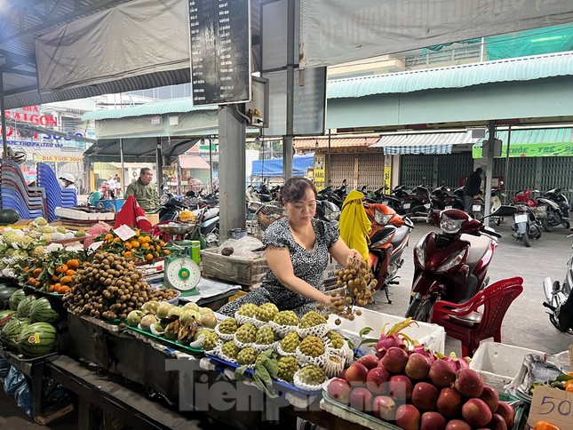 30 Tết: Phiên chợ cuối cùng tấp nập từ sáng sớm, trái cây ‘nhảy giá’ chóng mặt - Ảnh 2.