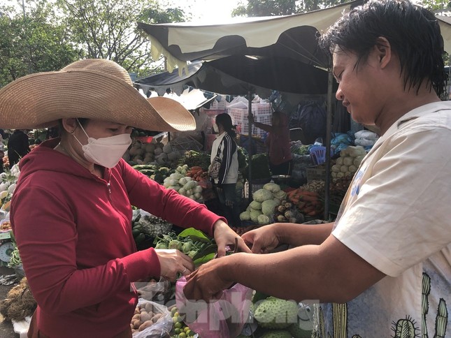 30 Tết: Phiên chợ cuối cùng tấp nập từ sáng sớm, trái cây ‘nhảy giá’ chóng mặt - Ảnh 7.