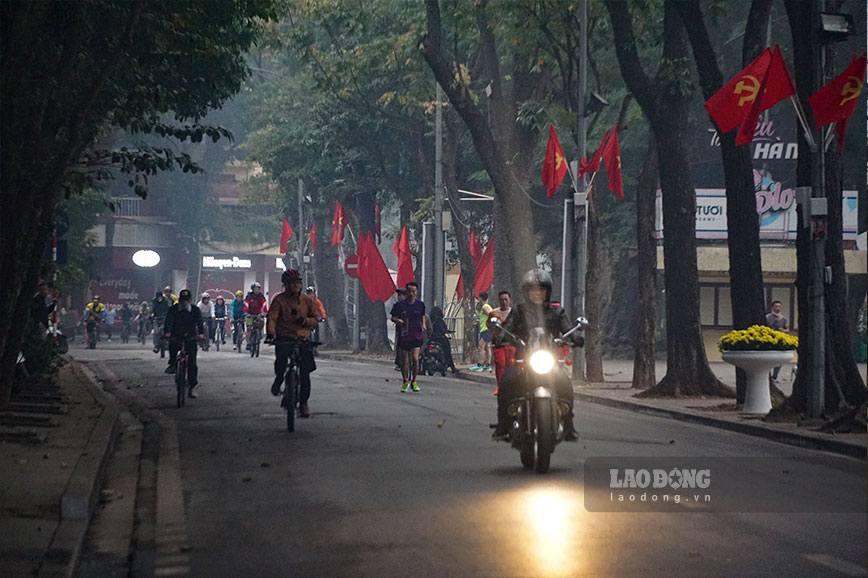 Hà Nội bình yên, đẹp mơ màng trong sáng mùng 1 Tết - Ảnh 4.