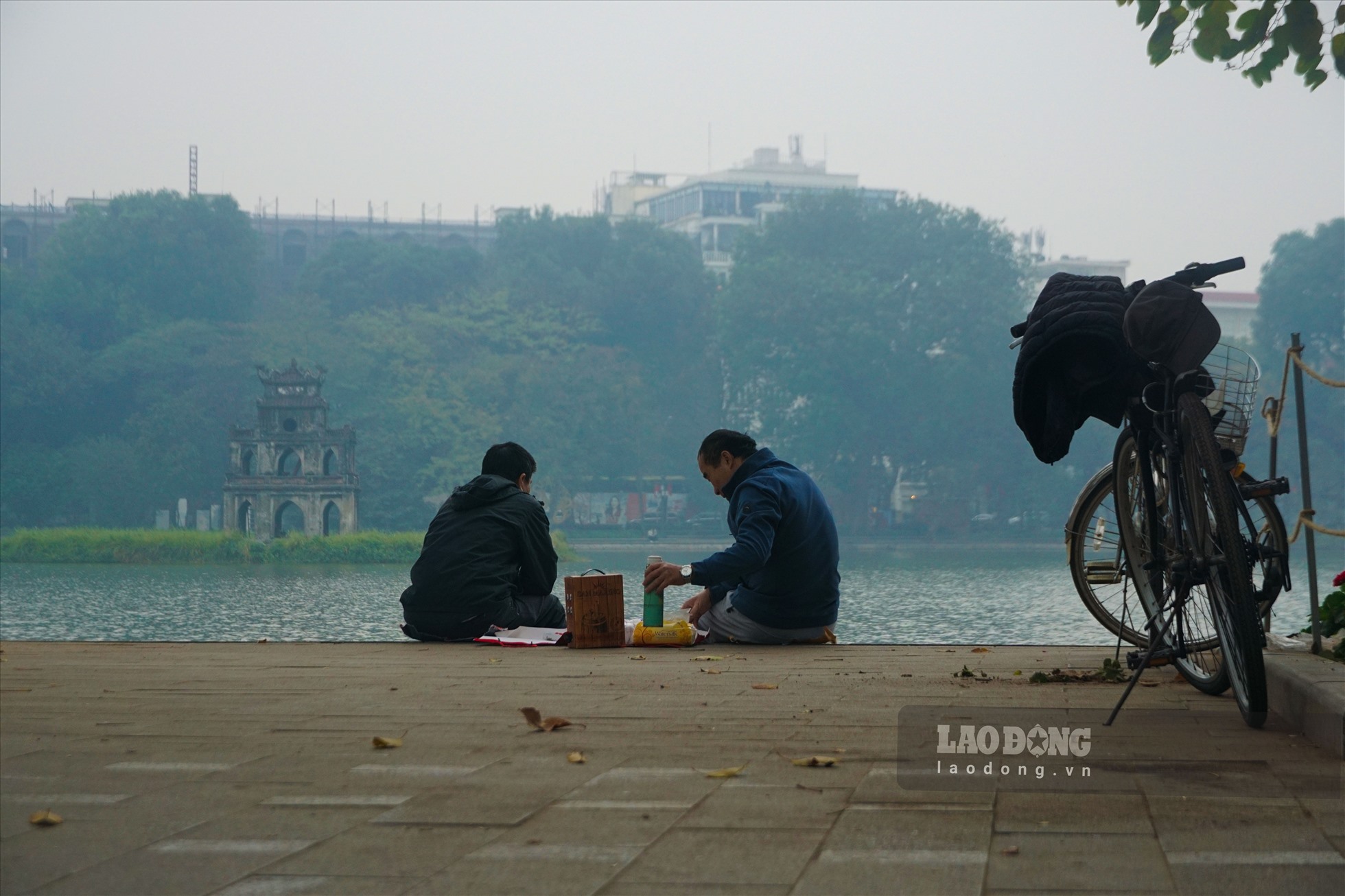 Hà Nội bình yên, đẹp mơ màng trong sáng mùng 1 Tết - Ảnh 3.