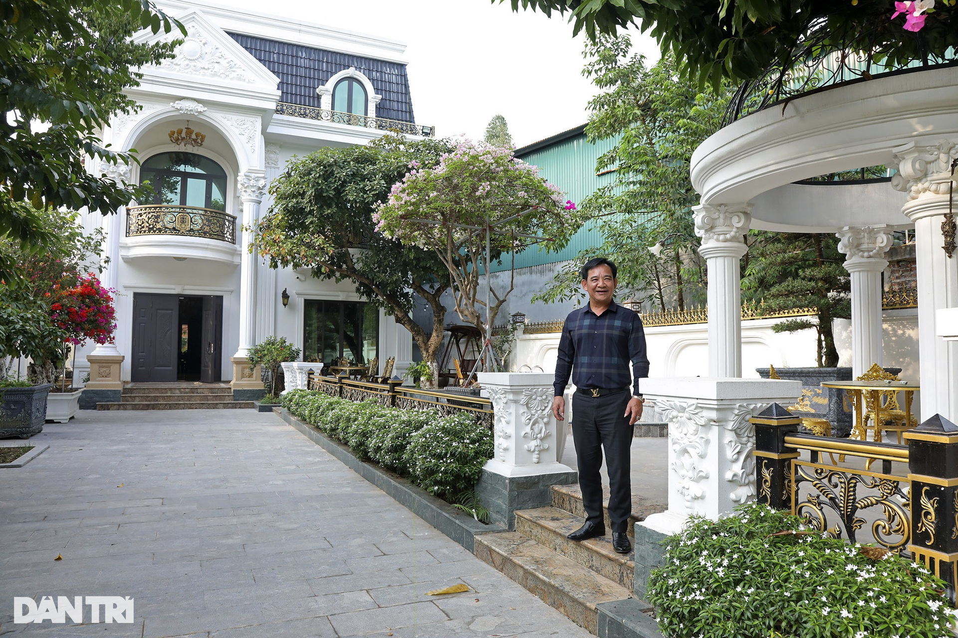 Biệt thự nhà vườn như lâu đài của &quot;Đại gia chân đất&quot; Quang Tèo - Ảnh 2.