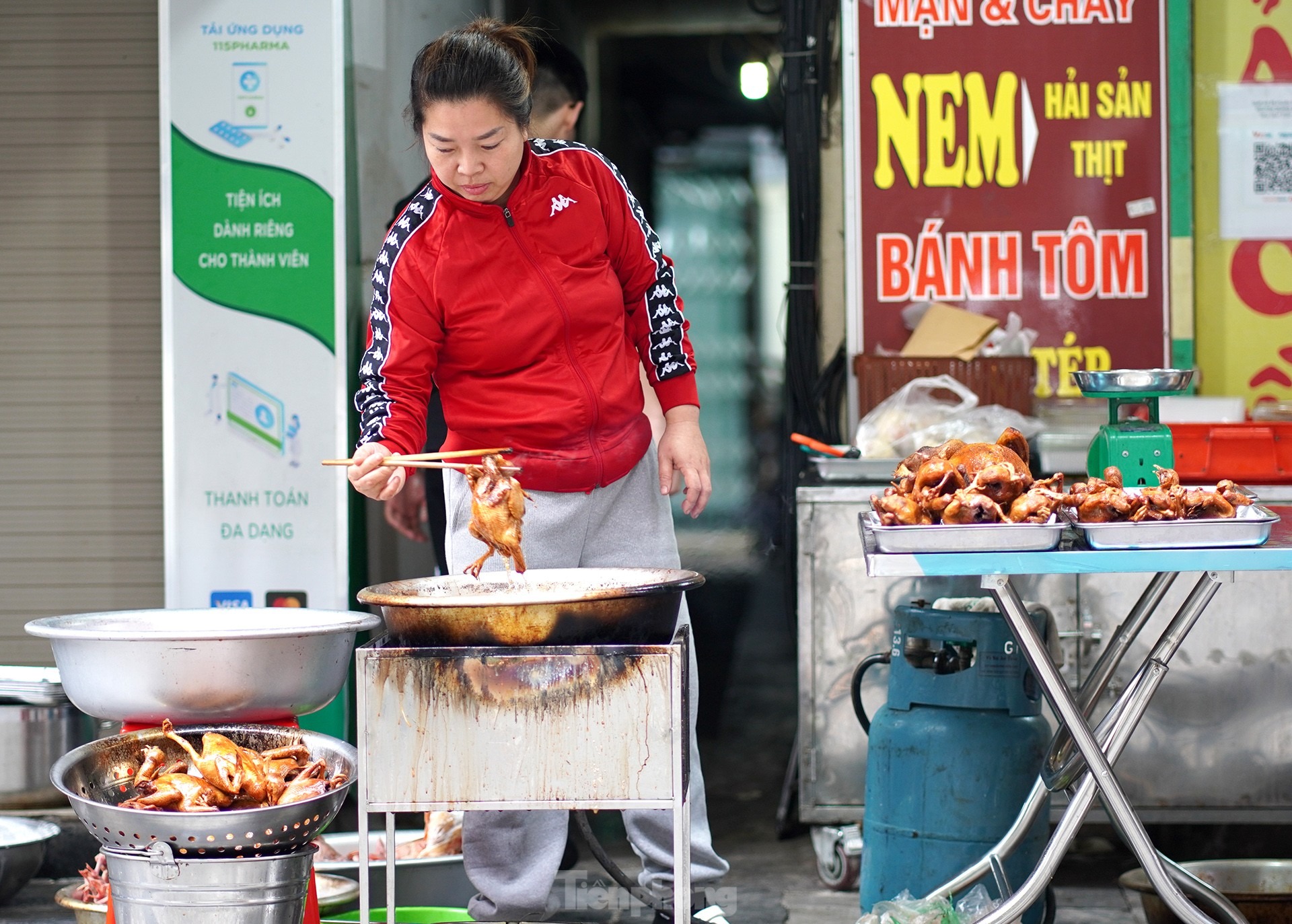 Chợ mùng Ba Tết nhộn nhịp: Lễ cúng hóa vàng, rau xanh đắt khách - Ảnh 5.