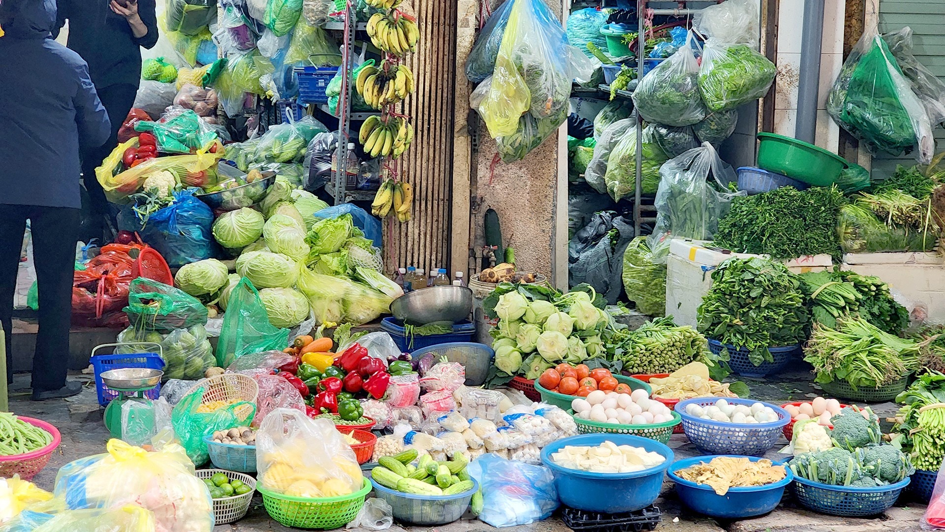 Chợ mùng Ba Tết nhộn nhịp: Lễ cúng hóa vàng, rau xanh đắt khách - Ảnh 6.