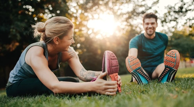 healthy-happy-couple-stretchin-4321-7377-1674030073-1674545767239-1674545767401354940121.jpg