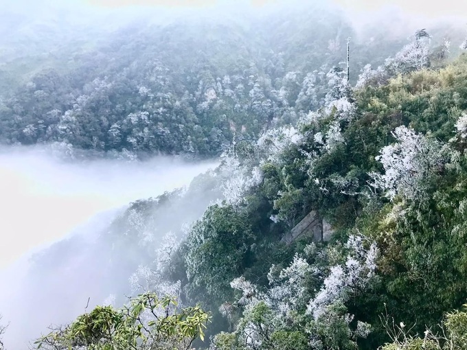 Chiều mùng 3 Tết, băng tuyết xuất hiện tuyệt đẹp trên núi Hoàng Liên Sơn - Ảnh 3.