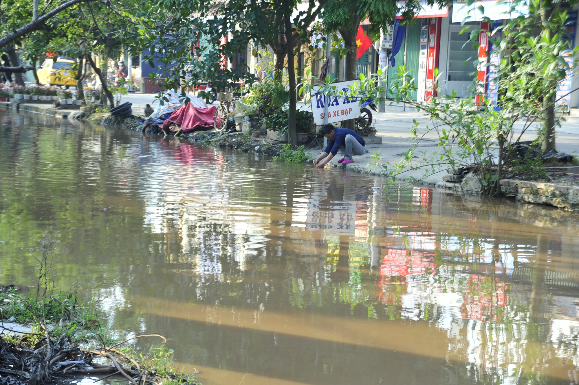 Người d&acirc;n mặt phố thoải m&aacute;i sử dụng nước s&ocirc;ng m&agrave; kh&ocirc;ng cần đến những bậc l&ecirc;n xuống