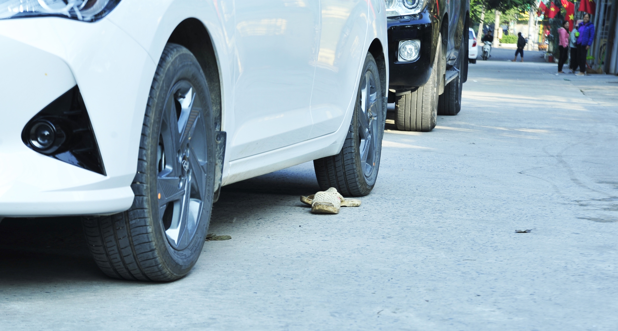 V&agrave;o trong ng&otilde; phải d&ugrave;ng đ&ocirc;i d&eacute;p n&agrave;y