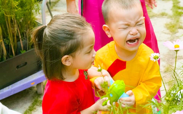 Biểu cảm đáng yêu của cặp song sinh nhà Hồ Ngọc Hà diện áo dài Tết trong biệt thự 30 tỷ