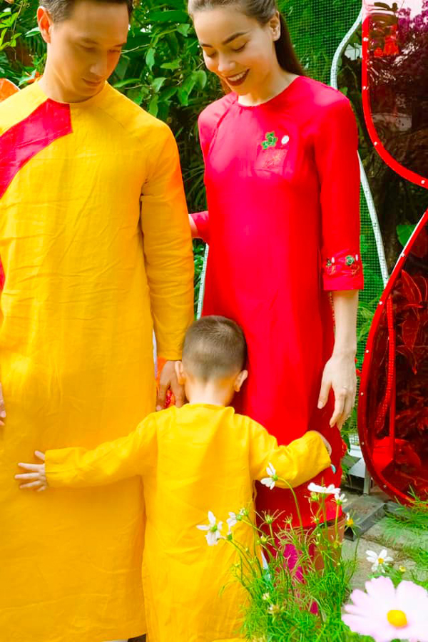 Biểu cảm đáng yêu của cặp song sinh nhà Hồ Ngọc Hà diện áo dài Tết trong biệt thự 30 tỷ  - Ảnh 6.