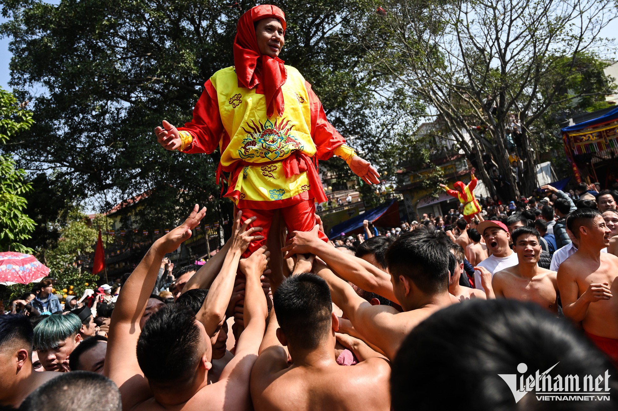 Hàng nghìn người tham dự hội rước pháo đầu năm mới - Ảnh 10.