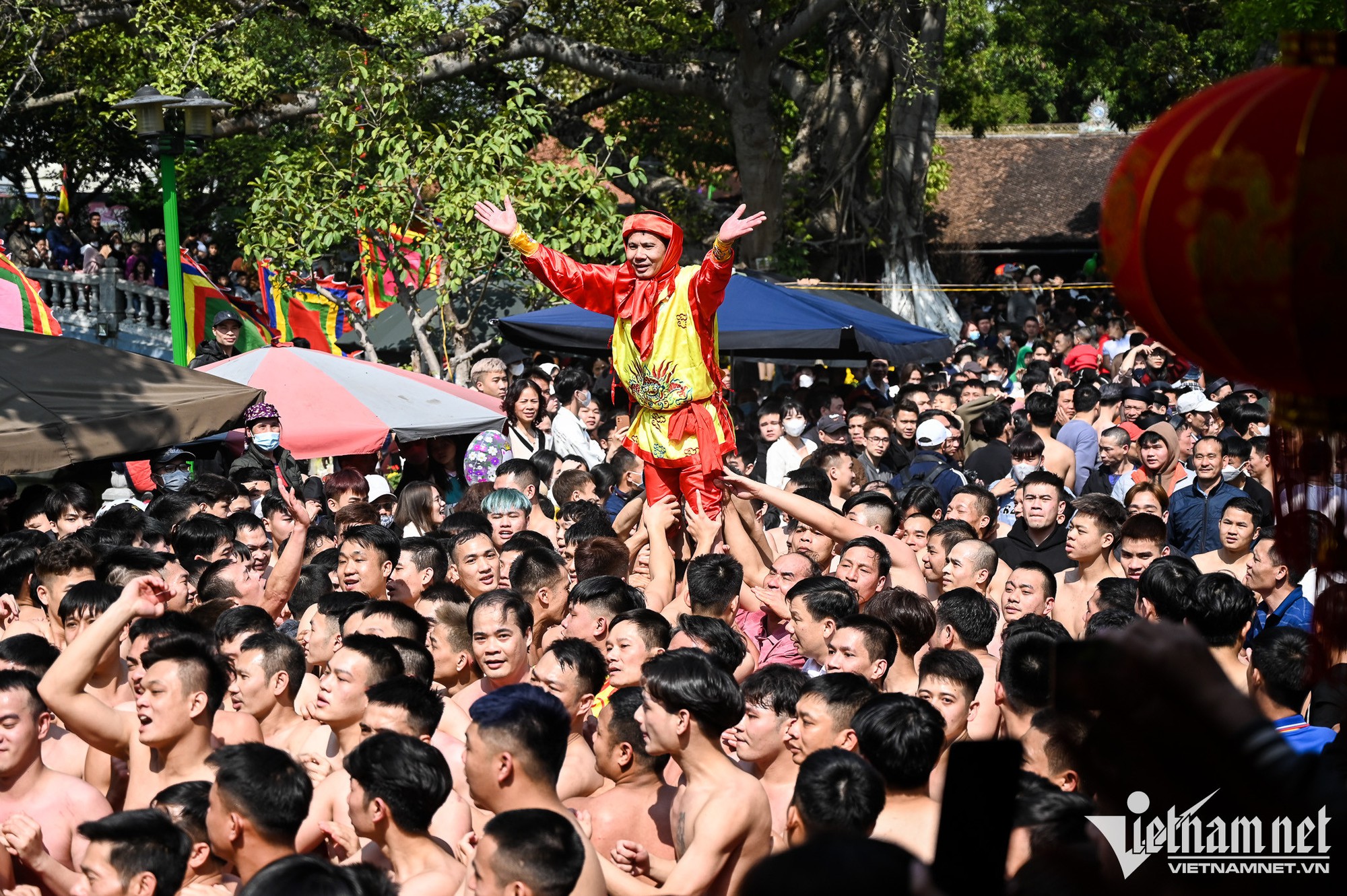 Hàng nghìn người tham dự hội rước pháo đầu năm mới - Ảnh 9.