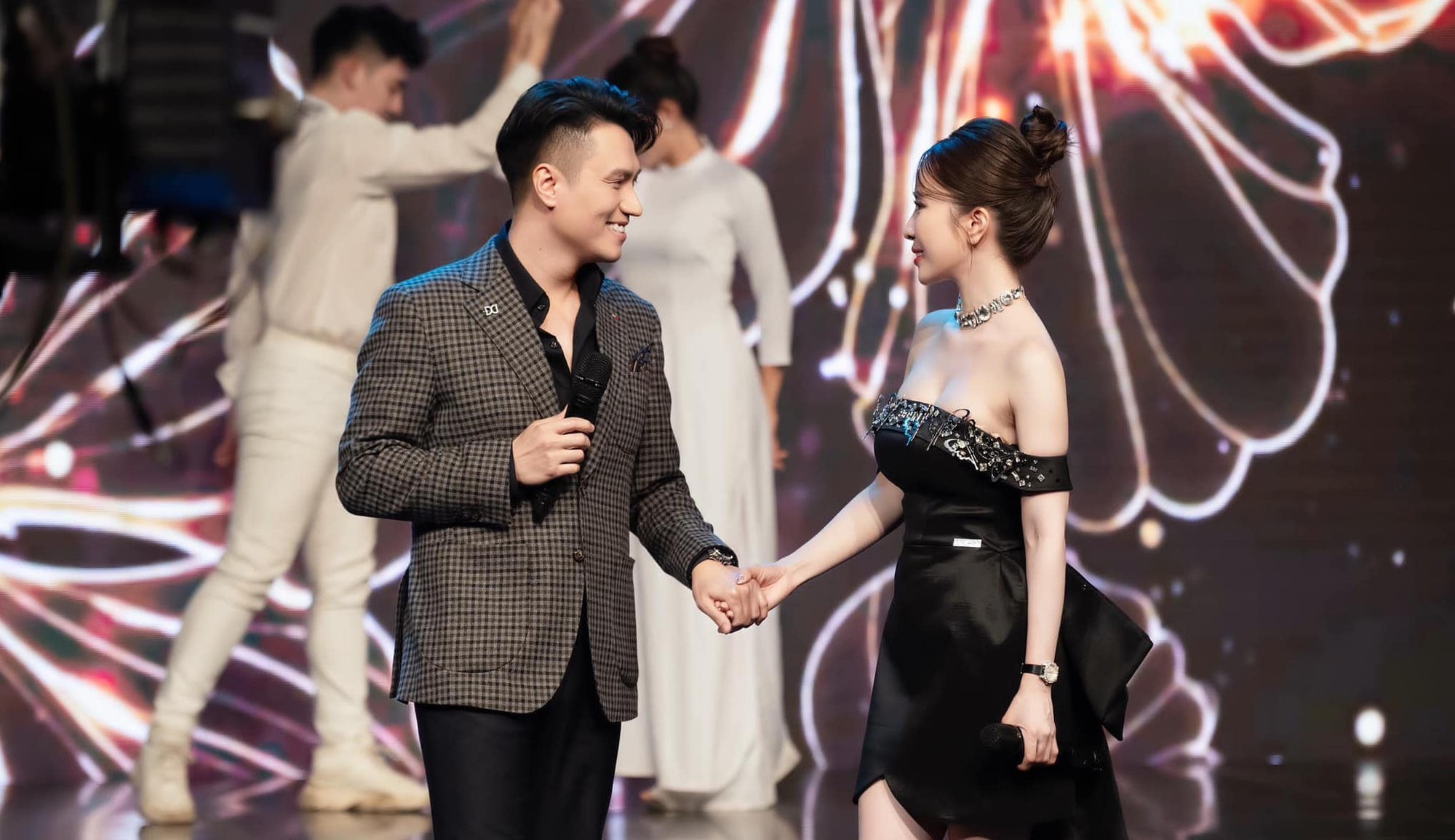 Việt Anh nắm tay Quỳnh Nga, song ca tình tứ "Trái tim không ngủ yên"