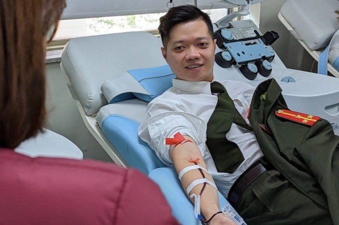 Thượng úy công an Hà Nội hiến máu cứu cháu bé 1 tuổi - Ảnh 1.