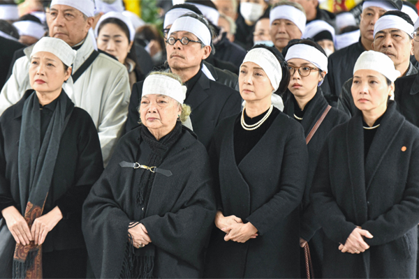 NSƯT Lê Vi và 2 người chị tài danh nghẹn lòng trong tang lễ cha - NSND Trần Tiến - Ảnh 3.