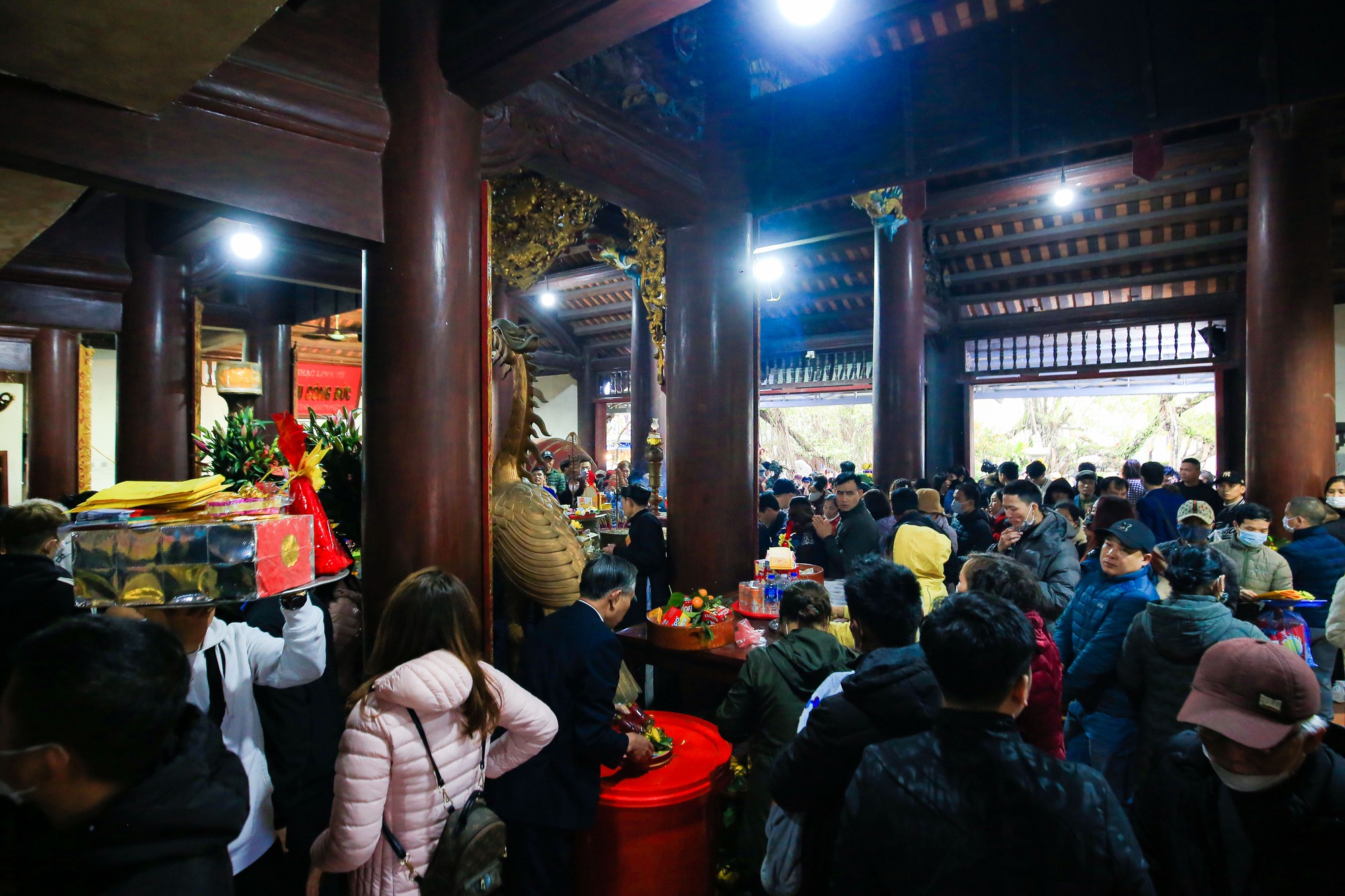 Hàng vạn người đổ về chùa Hương ngày khai hội - Ảnh 4.