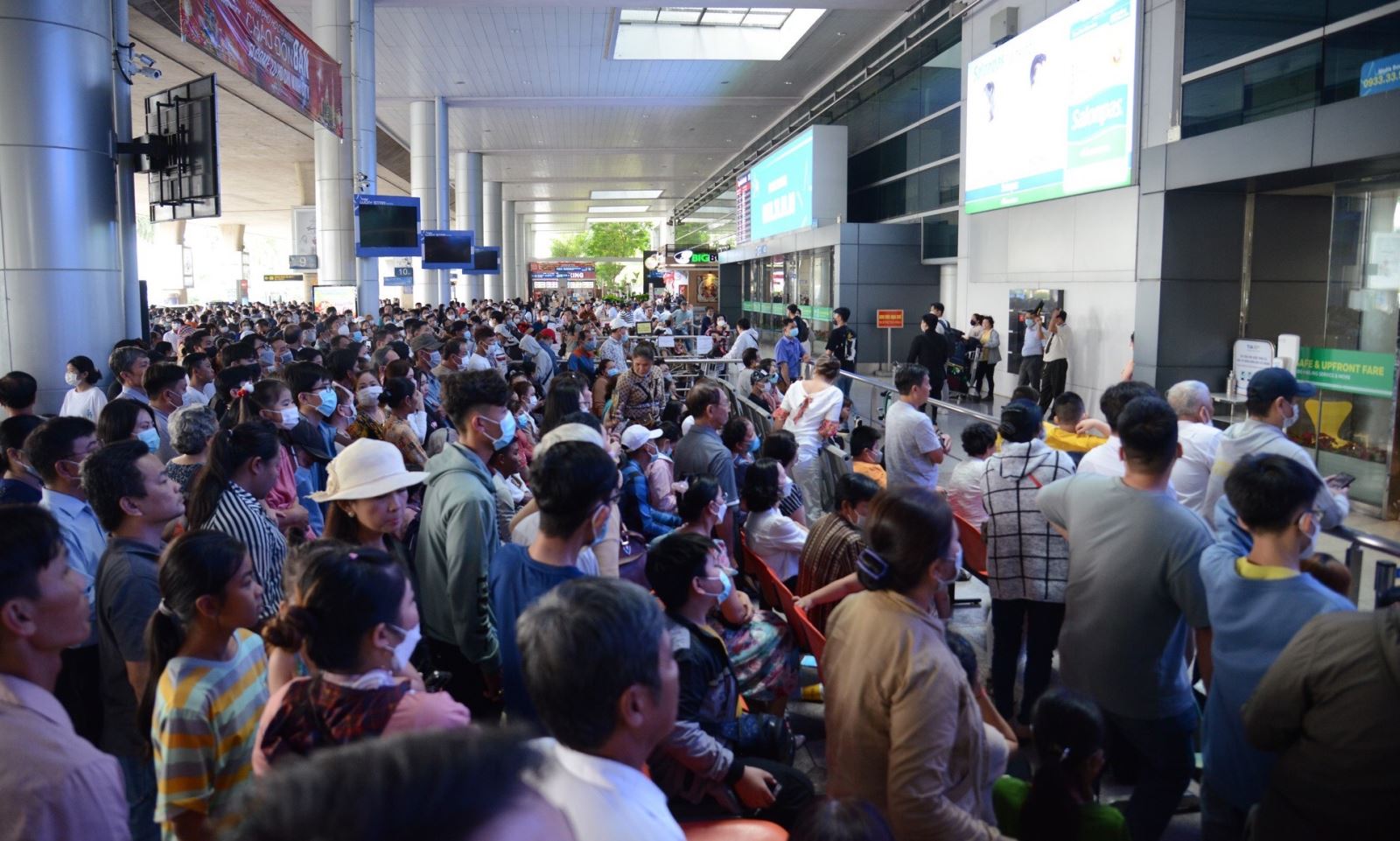 Các sân bay lớn đón lượng khách 'khổng lồ' vào ngày đi làm đầu tiên sau nghỉ Tết - Ảnh 1. Các sân bay lớn đón lượng khách 'khổng lồ' vào ngày đi làm đầu tiên sau nghỉ Tết - Ảnh 1.